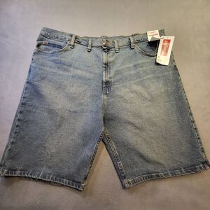 NWT Wrangler Mens Size 46 Relaxed Fit Jean Shorts Jorts Medium Wash Distressed